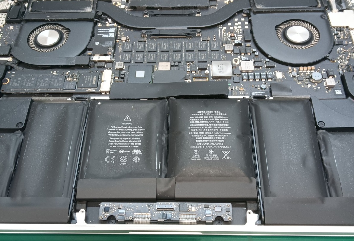 MacBook Proのバッテリーが膨らんだ画像