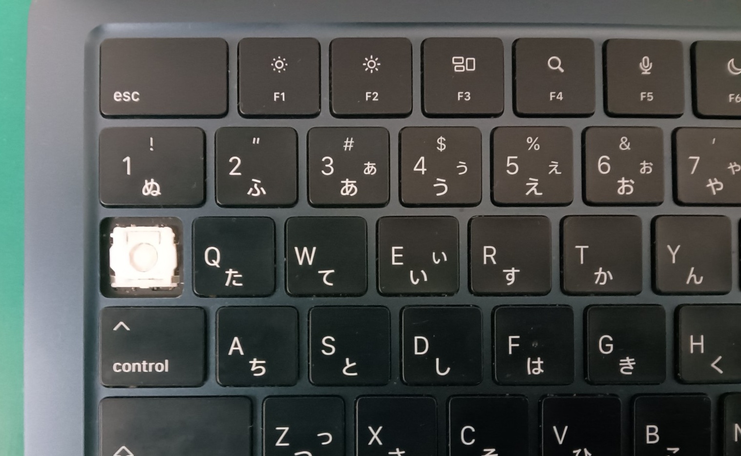 MacBook Air M4 Tabキー取り外し・内部確認