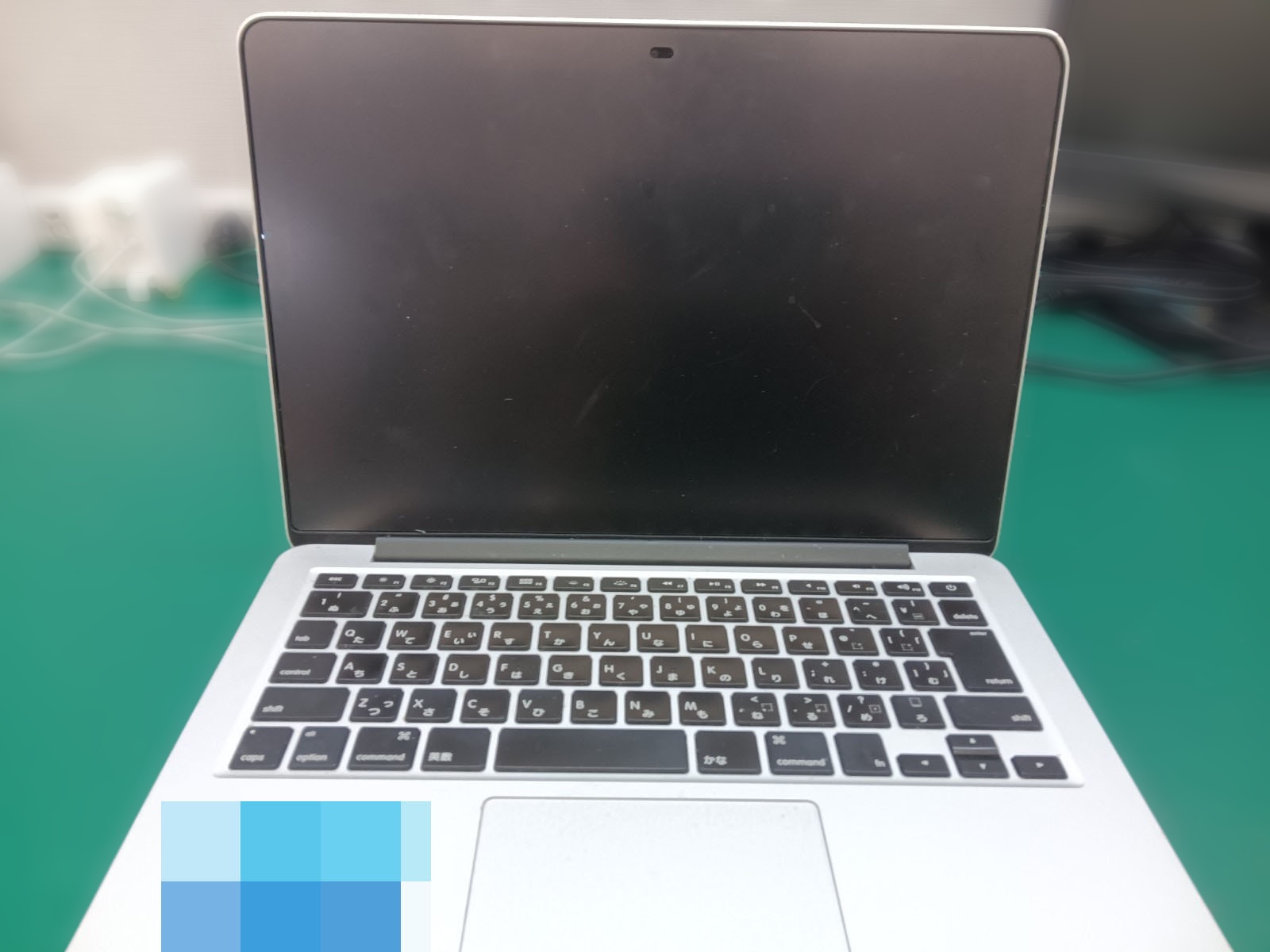 MacBook Pro 13(2015)本体から取り外した障害のある液晶ディスプレイユニット